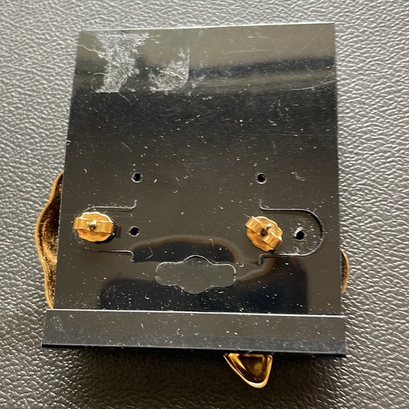 Gold toned shell  Earring - Picture 3 of 3